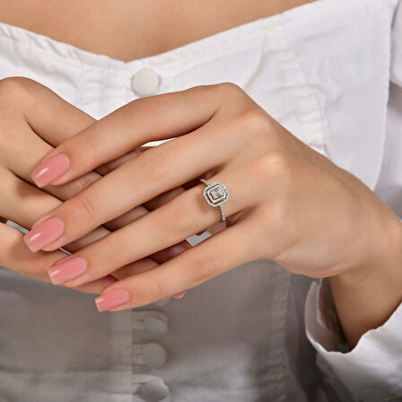 0.32 Karat Baget Taşlı Pırlanta Yüzük