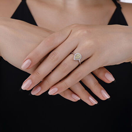 0.37 Karat Damla Formlu Pırlanta Yüzük