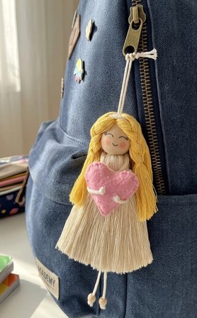 Crystal Coza El Yapımı Pembe Kalpli Melek Bebek Araba Dikiz Aynası Süsü Sarı Saçlı Makrome Bebek Anahtarlık Kapı Süsü