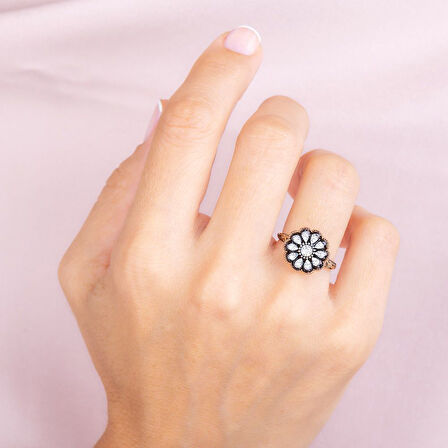 0.04 Karat Çiçek Figürlü Elmas Yüzük