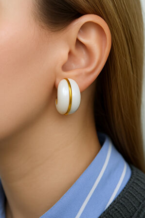 İnci Rengi Mineli Bombeli Küpe – Altın Detaylı, Dikkat Çekici ve Modern Tasarım