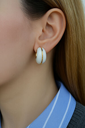 İnci Rengi Mineli Bombeli Küpe – Altın Detaylı, Dikkat Çekici ve Modern Tasarım