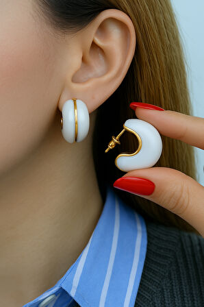 İnci Rengi Mineli Bombeli Küpe – Altın Detaylı, Dikkat Çekici ve Modern Tasarım