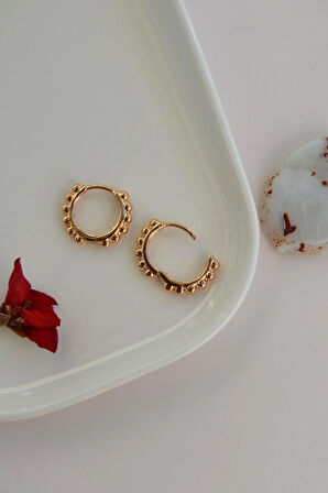 Rose Gold Top Detaylı Halka Küpe – Günlük Kullanıma Uygun, Dayanıklı Tasarım Top Detaylı Rose Halka Küpe | Günlük ve Şık