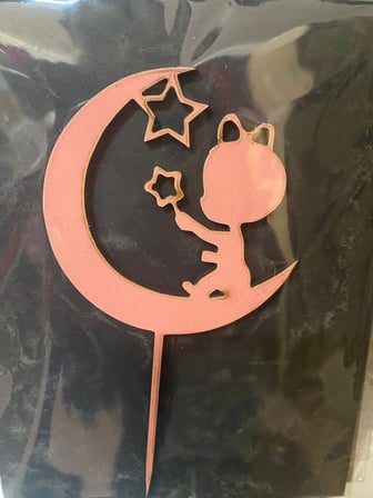 Delux Serisi Tasarım Kutlama Süsleme AYDA OTURAN BEBEK PEMBE AHŞAP PASTA ÜZERİ SÜS
