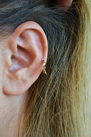 Sıralı Kalpler Halka Piercing – Helix, Kıkırdak ve Kulak Lobu