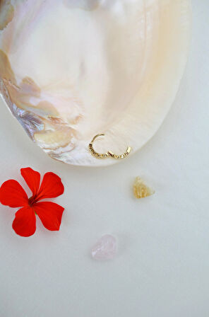 Sıralı Kalpler Halka Piercing – Helix, Kıkırdak ve Kulak Lobu