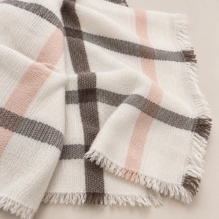 LUNÉA Parisian Blush Ekose Desenli Kadın Şal – Soft Touch Kışlık Omuz Şalı, Old Money Stil, Püsküllü Oversize Atkı 67x175 cm – Ekru Pudra Vizon