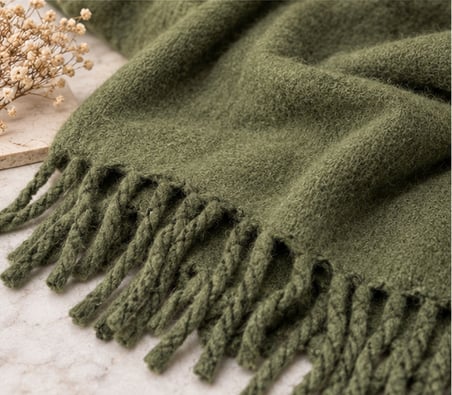 Oliva Muse Haki Yeşil Oversize Soft Touch Püsküllü Kışlık Şal – Old Money Stil, Yumuşak Dokulu Premium Kadın Atkı & Omuz Şalı 50x175 cm