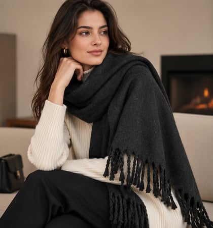 NOIR LUXE Antrasit Siyah Yumuşak Dokulu Kalın Kışlık Şal – Oversize Püsküllü Kadın Atkı, Old Money Stil, Şık ve Modern Omuz Şalı