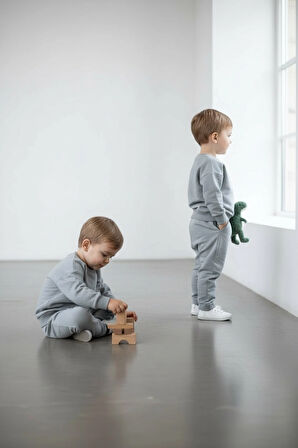 SaraKids 1 Yaş Erkek Bebek Takım – Açık Gri Üst & Alt – Dinozor Baskılı