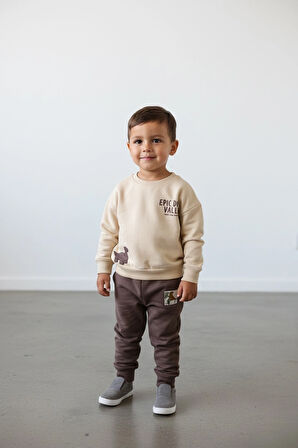 Sarakids 1 Yaş Erkek Bebek Takım – Bej Üst & Kahve Alt – Dino Valley Baskılı