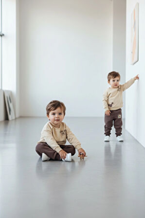 Sarakids 3 Yaş Erkek Bebek Takım – Bej Üst & Kahve Alt – Dino Valley Baskılı