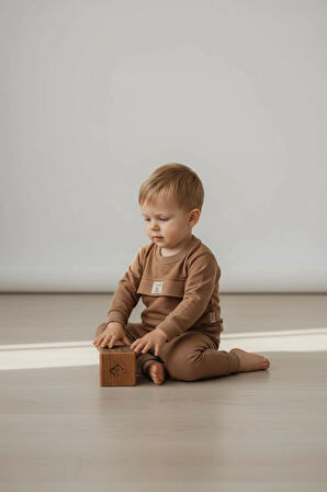 Sarakids 12 Ay Erkek Bebek Takım – Karamel – Ön Cep Detaylı