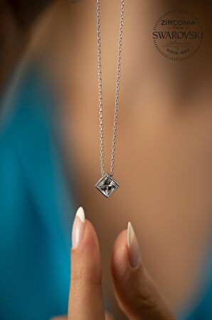 Swarovski Taşlı Kare Model Gümüş Zirconia Kolye