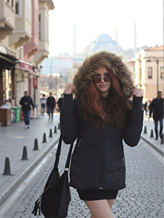 Kışlık Eldivenli Kapüşonu Kürklü Kadın Şişme Mont