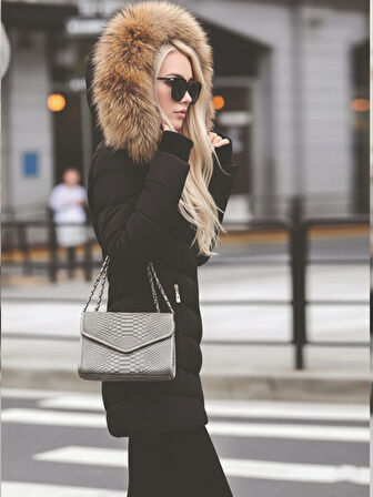 Eldiven Detaylı Siyah Kapüşonlu Orta boy Kürklü Şişme Mont