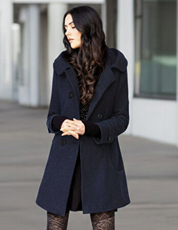 Yaka Detaylı Büyük Düğmeli Kaşe Kaban