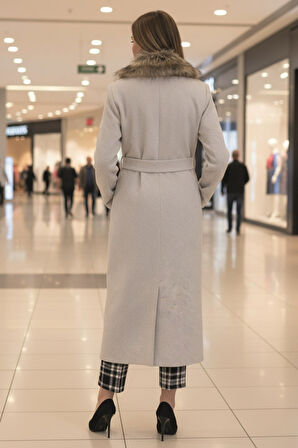 Yakası Kürklü Kaşe Kadın Kaban