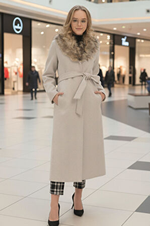 Yakası Kürklü Kaşe Kadın Kaban