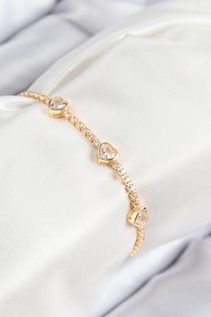 Pirinç Zirkon Taşlı Sıralı Kalp Model Gold Renk Kadın Bileklik TJ-BB7729