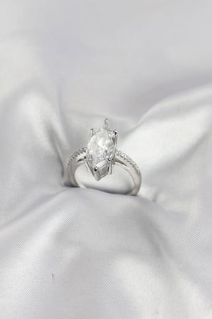 Gümüş Renk Pirinç Markiz Kesim Zirkon Taşlı Kadın Yüzük TJ-BYK4190