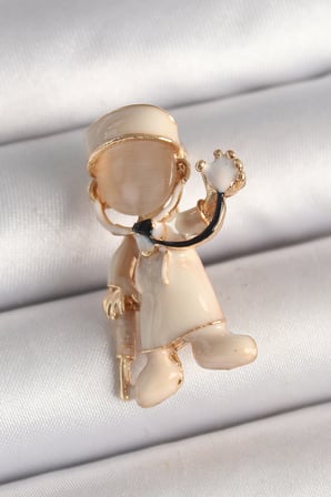 Pirinç Gold Renk Beyaz Mineli Doktor Model Kadın Broş TJ-BR428
