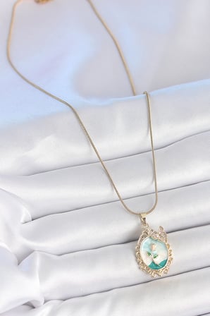 316L Çelik Gold Renk Zincir Mavi Mineli Çiçek İşlemeli Zirkon Taş Detaylı Portre Model Kadın Kolye TJ-BKO10183