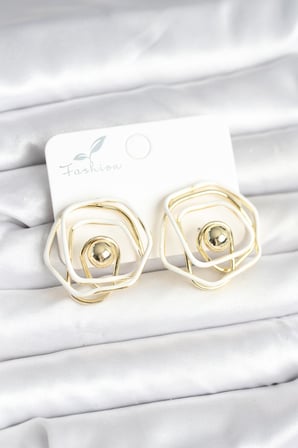Pirinç Gold Renk Beyaz Mineli Geometrik Gül Model Kadın Küpe TJ-BKP11375