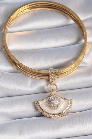 Pirinç Gold Renk Zirkon Taş Detaylı Beyaz Mineli Ajda Charm TJ-BC1009