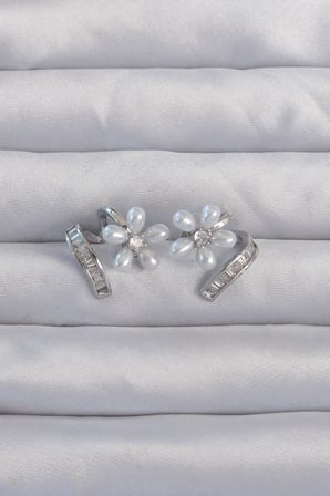 Pirinç Gümüş Renk Zirkon Taşlı Kıvrımlı İnci Çiçek Küpe TJ-BKP9276