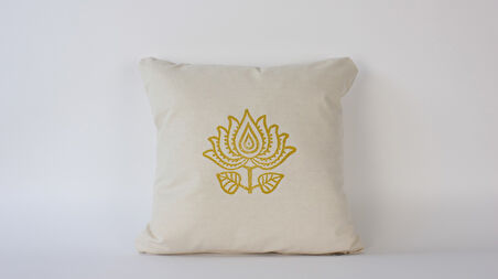 Büyük Altın Rengi Lotus Çiçeği Desenli Krem Duck Keten Kumaş 50x50 Dekoratif Kırlent