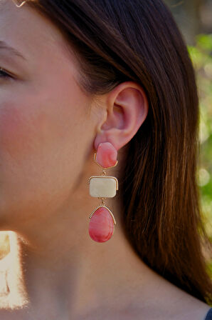 Mermer Pembesi, Açık Krem ve Mercan Kırmızısı Taşlı Özel Kesim Sallantılı Çelik görünümlü Xp Küpe