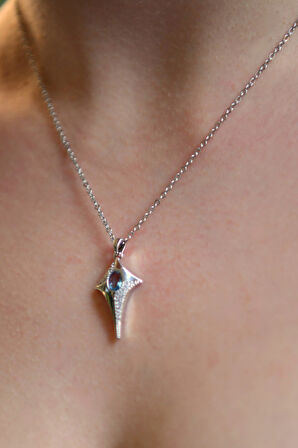 Ortası Mavi Zirkon Taşlı Etrafında Taşları Olan Kuzey Yıldızı Model Kadın Çelik Kolye