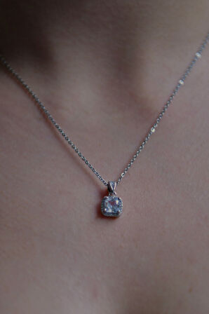 Etrafı Zirkon Ortası Baget Taşlı Kadın Çelik Kolye