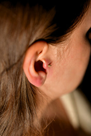 Bir Ucu Düz Bir Ucu Çivi/Ok Dudak Piercing