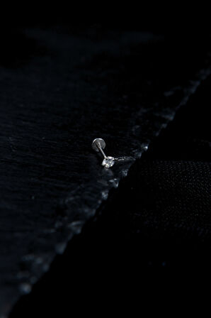 Bir Ucu Düz Bir Ucu İçine Giren Taşlı Dudak Piercing