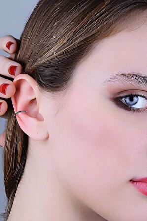 Gümüş rodyumlu siyah taşlı sıkıştırmalı kıkırdak küpe ear cuff