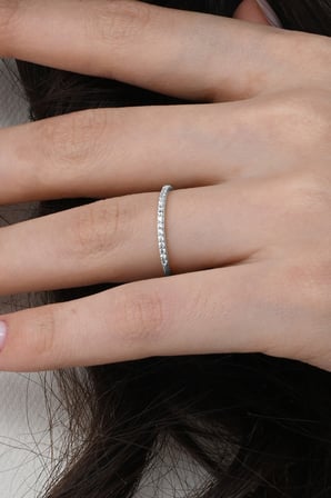 925 Ayar Gümüş Yüzük Beyaz Altın Rodyumlu Yarım Tur Zirkon Taşlı Thin Yüzük 
