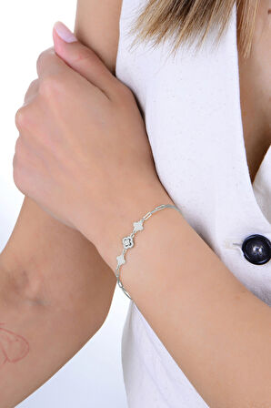 Gümüş rodyumlu zirkon taşlı ataç zincir detaylı yonca modeli bileklik SGTL12918RODAJ