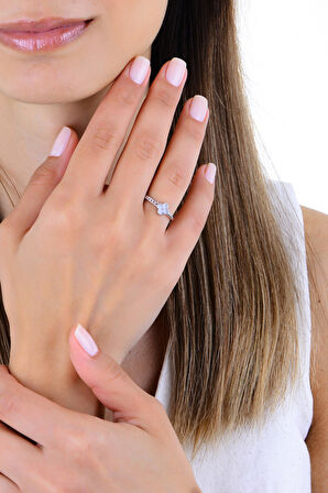 Gümüş rodyumlu mineli zincir detaylı neşeli yonca yüzük 