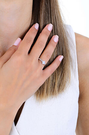 Gümüş rodyumlu mineli zincir detaylı neşeli yonca yüzük 