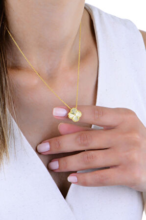 Gümüş altın yaldızlı işlemeli çift taraflı yonca kolye  SGTL13002GOLD