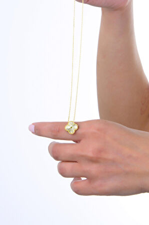 Gümüş altın yaldızlı işlemeli çift taraflı yonca kolye  SGTL13002GOLD