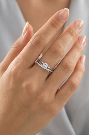 925 Ayar Gümüş Yüzük Rodyumlu Zirkon Taşlı Özel Bezel Tasarım Tektaş Kadın Yüzük 