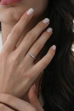 925 Ayar Gümüş Yüzük Üç Yıldız Temalı Işıltılı Minimal Kadın Yüzük - Taşlı Tasarım 