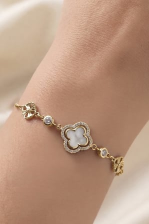 925 Ayar Gümüş Altın Kaplama Sedef-Taşlı Zirkon Çerçeveli Yonca Bileklik - Zarif Kadın Gümüş Şans Bilekliği SGTL13463GOLD
