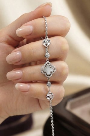 925 Ayar Gümüş Sedef-Taşlı Zirkon Çerçeveli Yonca Bileklik - Zarif Kadın Gümüş Şans Bilekliği SGTL13463RODAJ