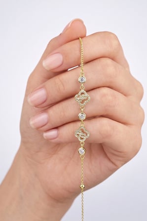 925 Ayar Gümüş Bileklik Altın Kaplama Yonca Motifli Ve Çerçeveli Zirkon Taşlı Yonca Figürlü İtalyan Toplu Bileklik - Kadın Şans Bilekliği SGTL13474GOLD