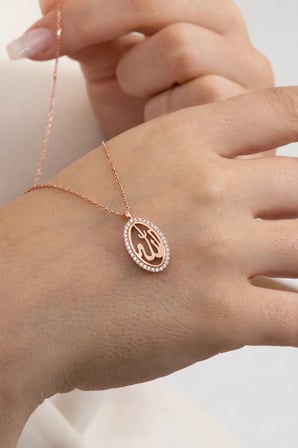 925 Ayar Gümüş Kolye Rose Kaplama Oval Çerçeve Zirkon Taşlı Işıltılı Allah Lafzı Kadın Kolye SGTL13541ROSE
